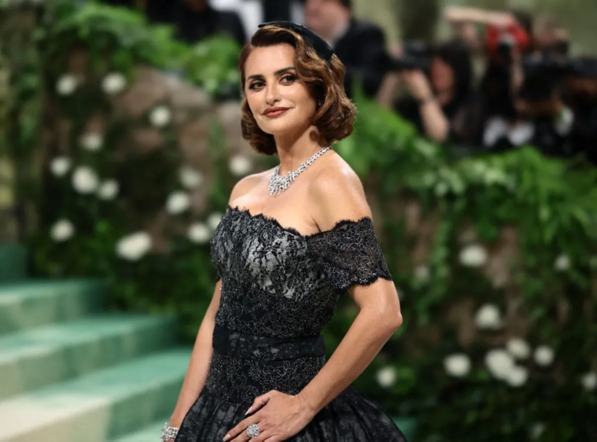 بينيلوب كروز في حفل Met Gala لعام 2024 في متحف متروبوليتان للفنون في مدينة نيويورك (Penélope Cruz at The 2024 Met Gala at The Metropolitan Museum of Art in New York City). مصدر الصورة: Dimitrios Kambouris/Getty Images for The Met Museum/Vogue/AFP