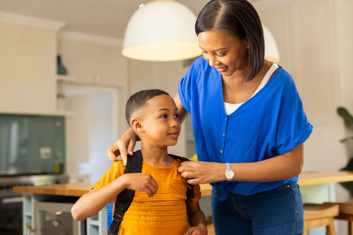 صورة طفل مع أمه