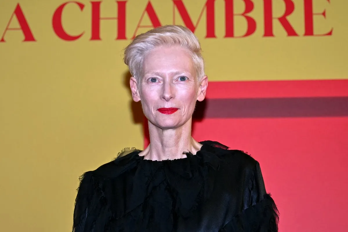 تيلدا سوينتون في سينما باثي بالاس في باريس (Tilda Swinton at the Pathe Palace cinema in Paris). مصدر الصورة: LOU BENOIST / AFP