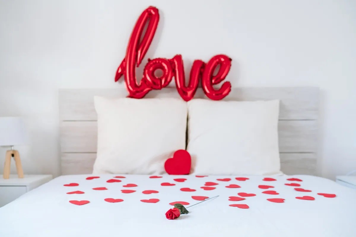 غرفة نوم مزينة بصورة رومانسية لمناسبة يوم الحب