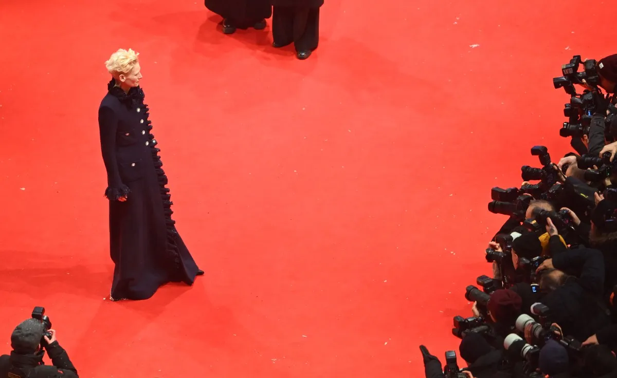 Tilda Swinton تيلدا سوينتون من حفل افتتاح مهرجان برلين - مصدر الصورة RALF HIRSCHBERGER / AFP