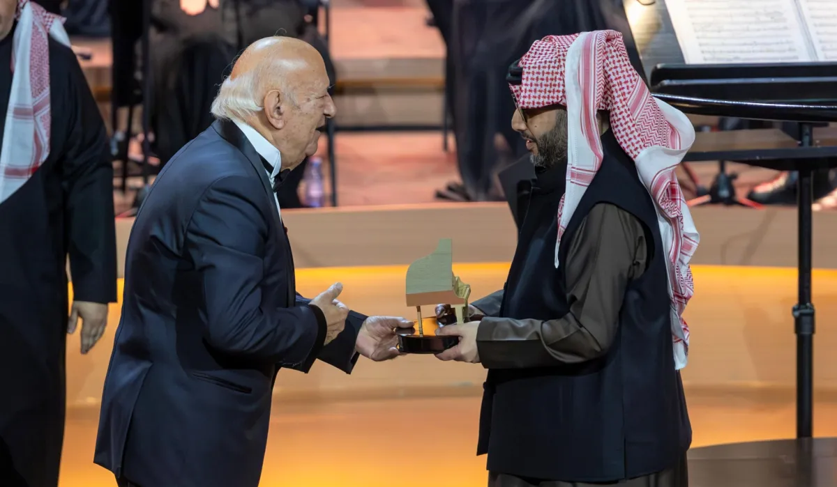 المستشار تركي ال الشيخ لحظة تكريمه لـ الموسيقار عمر خيرت-الصورة من المركز الاعلامي ل شركة بنش مارك