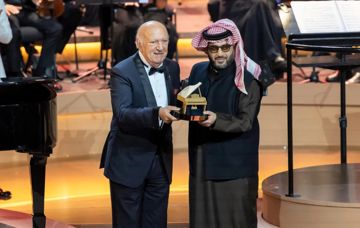 المستشار تركي ال الشيخ  يكرم الموسيقار عمر خيرت- الصورة من المركز الاعلامي ل شركة بنش مارك