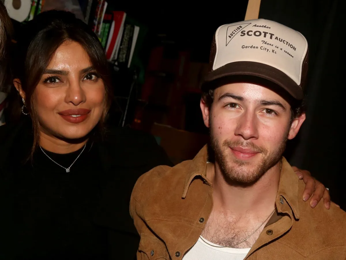 بريانكا تشوبرا جوناس ونيك جوناس على مسرح برودواي في مسرح بوث في مدينة نيويورك (Priyanka Chopra Jonas and Nick Jonas on Broadway at The Booth Theater in New York City). مصدر الصورة: Bruce Glikas/WireImage