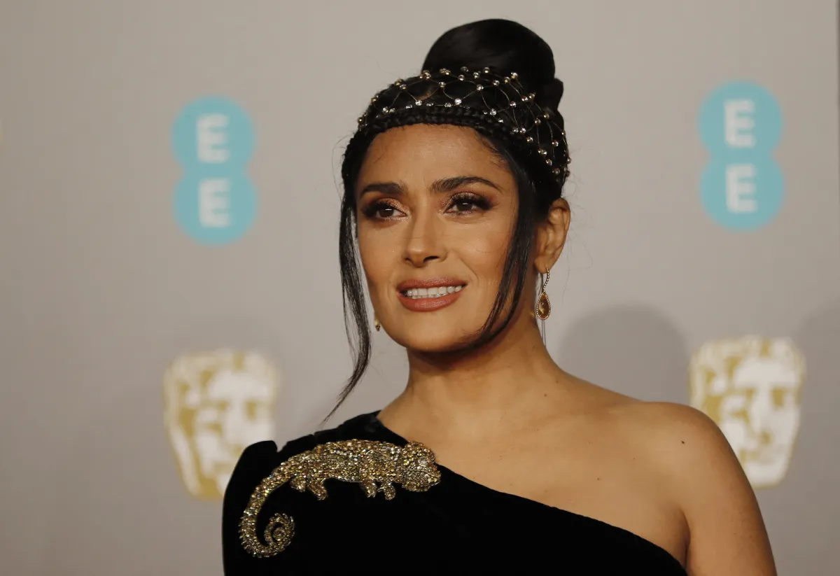  2019 الممثلة سلمى حايك ترتدي مجوهرات مرصعة بالألماس في حفل بافتا 