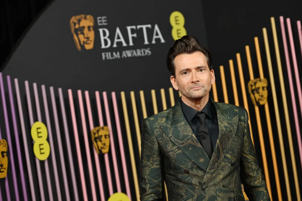 ديفيد تينانت في حفل توزيع جوائز EE بافتا لعام 2024 في قاعة قاعة المهرجانات الملكية في لندن، إنجلترا (David Tennant at the 2024 EE BAFTA Film Awards at The Royal Festival Hall in London, England). مصدر الصورة: Kate Green/BAFTA/Getty Images for BAFTA