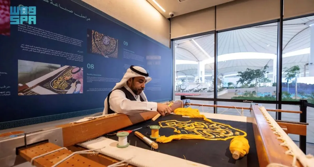 يعيش زوار الجناح رحلة فنية روحانية للاستكشاف والتعرف على تفاصيل كسوة الكعبة المشرفة