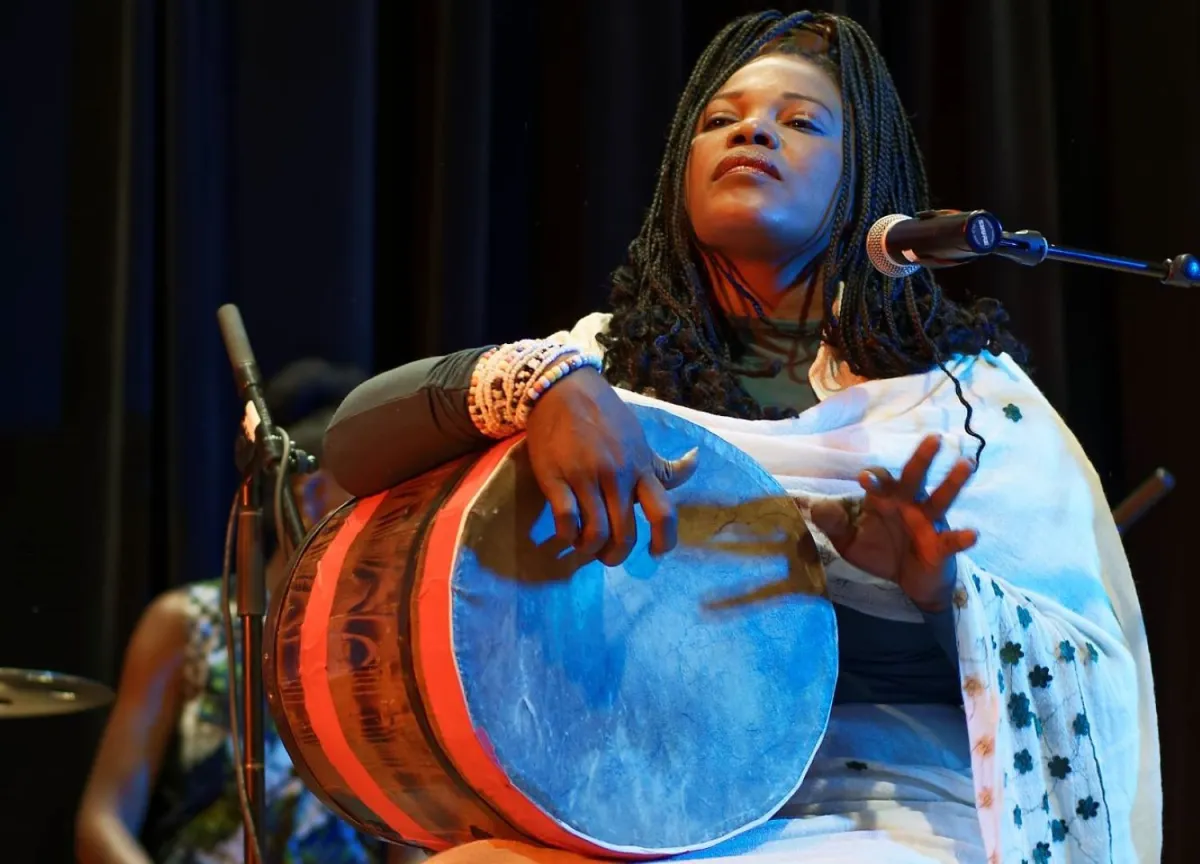 آسيا مدني - الصورة من حسابها على فيسبوك