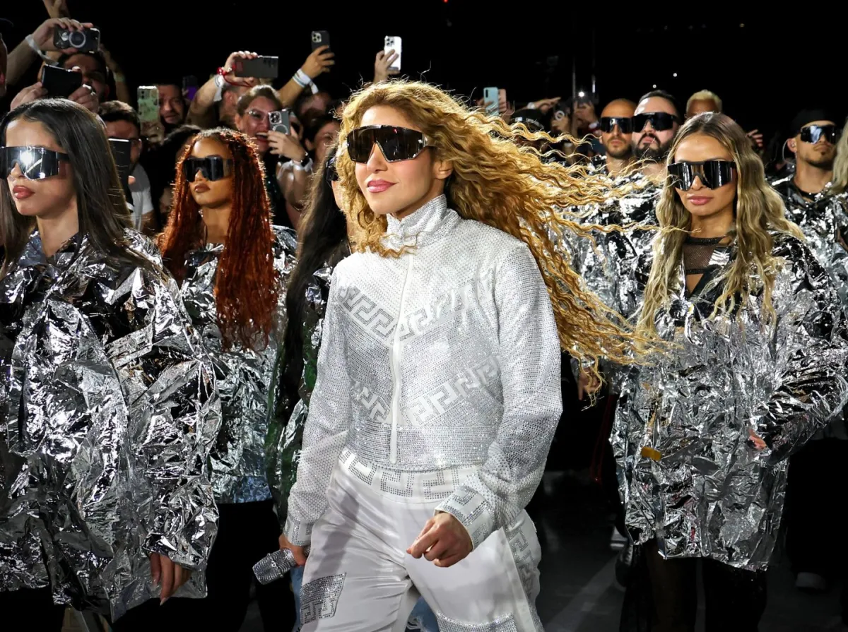 شاكيرا  في جولتها الفنية- الصورة من العلاقات العامة للدار