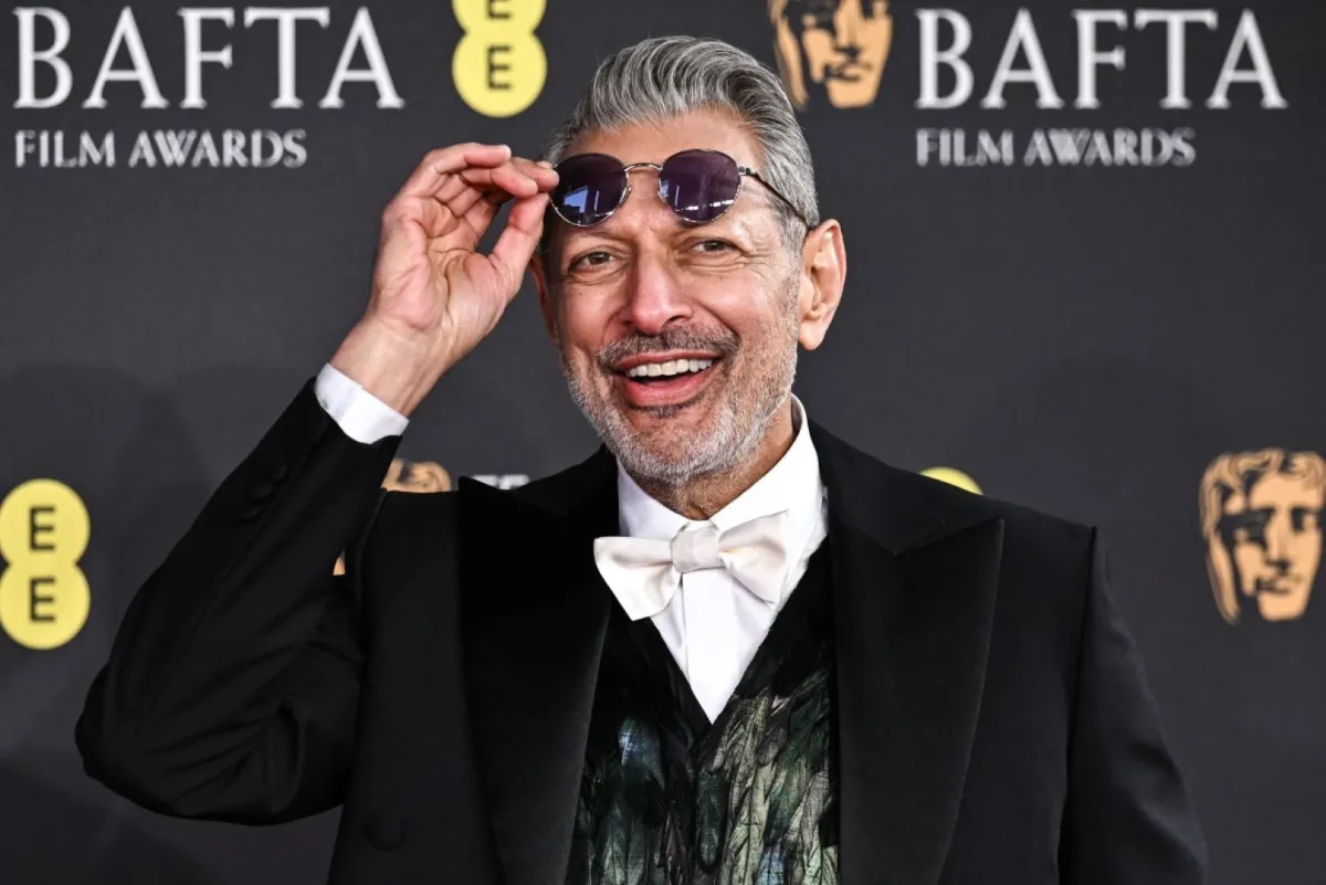 جيف غولد بلوم في حفل توزيع جوائز الأكاديمية البريطانية للأفلام (بافتا) في قاعة المهرجانات الملكية، مركز ساوث بانك، في لندن (Jeff Goldblum at the BAFTA British Academy Film Awards at the Royal Festival Hall, Southbank Centre, in London). مصدر الصورة: Ben STANSALL / AFP