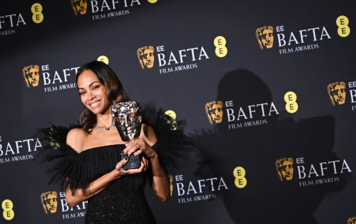 زوي سالدانا مع الجائزة - Zoe Saldana poses with the award for Best supporting actress for "Emilia Perez"- مصدر الصورة: (Photo by JUSTIN TALLIS / AFP)