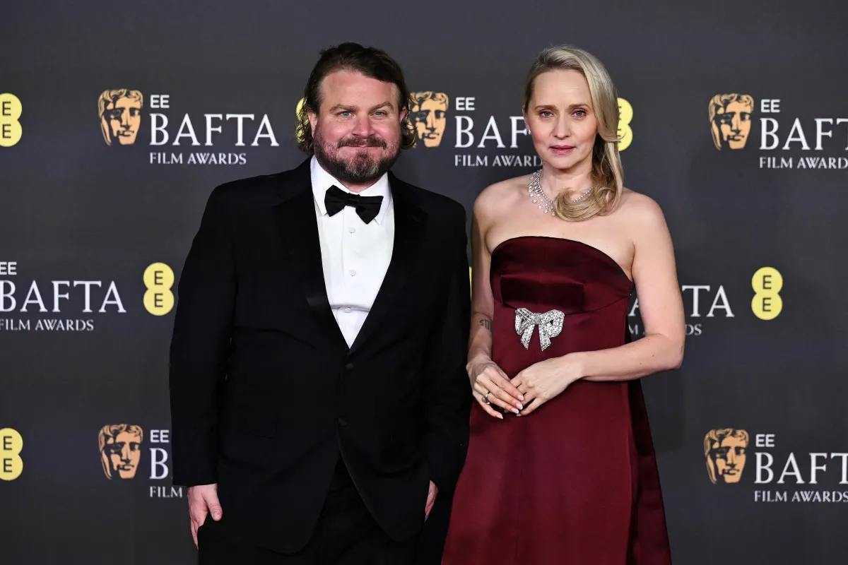 برادي كوربيت وزوجته منى فاستفولد في حفل BAFTA في لندن (  Brady Corbett and Mona Fastvold at BAFTA in London). مصدر الصورة: Ben STANSALL / AFP