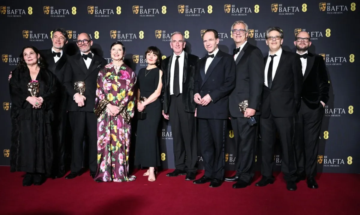 المخرج البريطاني الألماني إدوارد بيرجر والممثلة الإيطالية إيزابيلا روسيليني والممثل البريطاني رالف فاينس يلتقطان صورة مع جائزة أفضل فيلم عن فيلم "Conclave" خلال حفل توزيع جوائز البافتا- British German director Edward Berger Italian actor Isabella Rossellini and British actor Ralph Fiennes pose with the award for Best film for "Conclave" during the BAFTA (Photo by JUSTIN TALLIS / AFP)