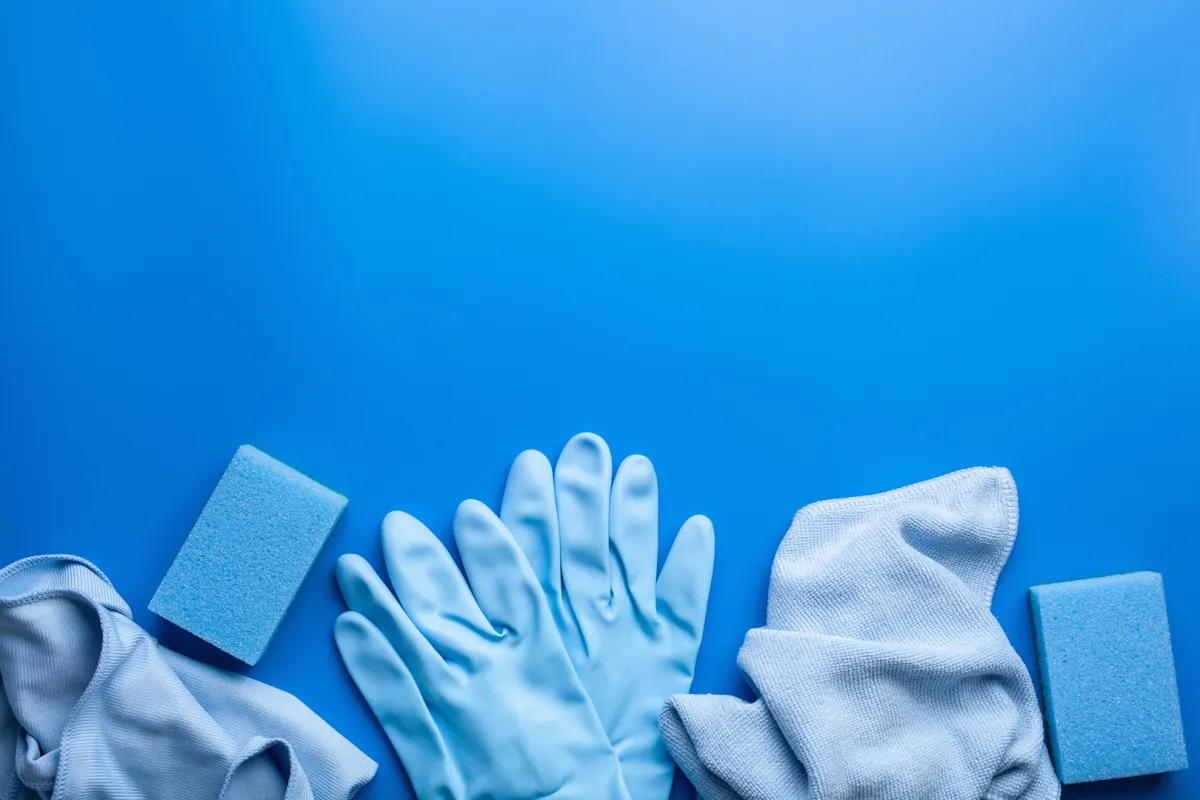 أدوات التنظيف، مع زوجين من الكفوف