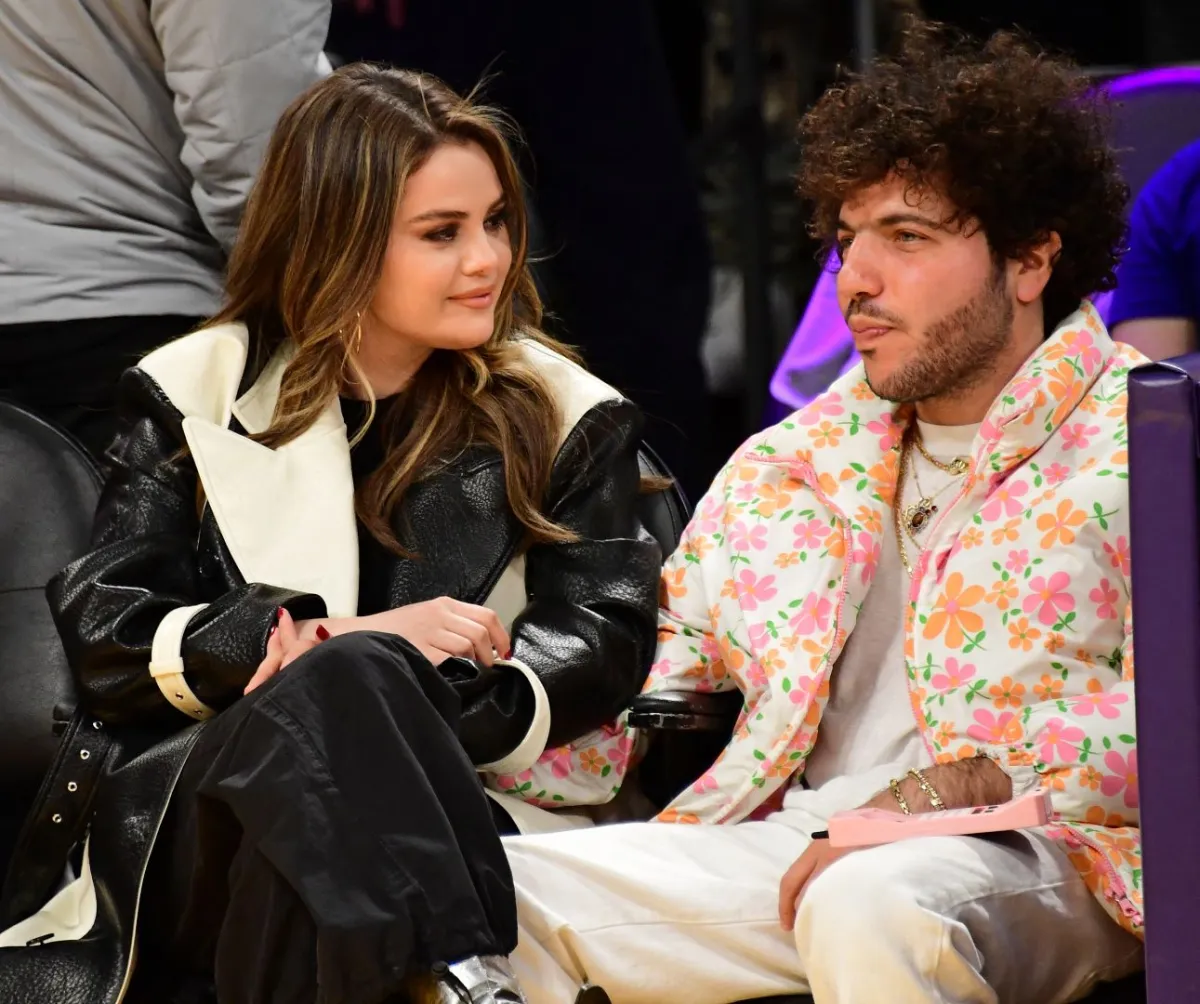 بيني بلانكو وسيلينا جوميز في Crypto.Com Arena في لوس أنجلوس، كاليفورنيا (Benny Blanco and Selena Gomez at Crypto.Com Arena in Los Angeles, California). مصدر الصورة: NBAE Adam Pantozzi/NBAE via Getty Images/AFP
