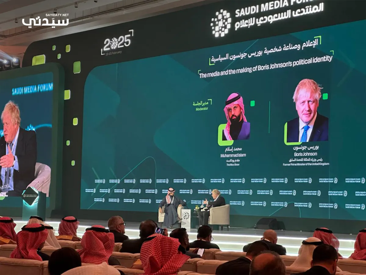 بوريس جونسون رئيس وزراء المملكة المتحدة السابق خلال مشاركته بجلسة نقاشية في المنتدى السعودي للإعلام 