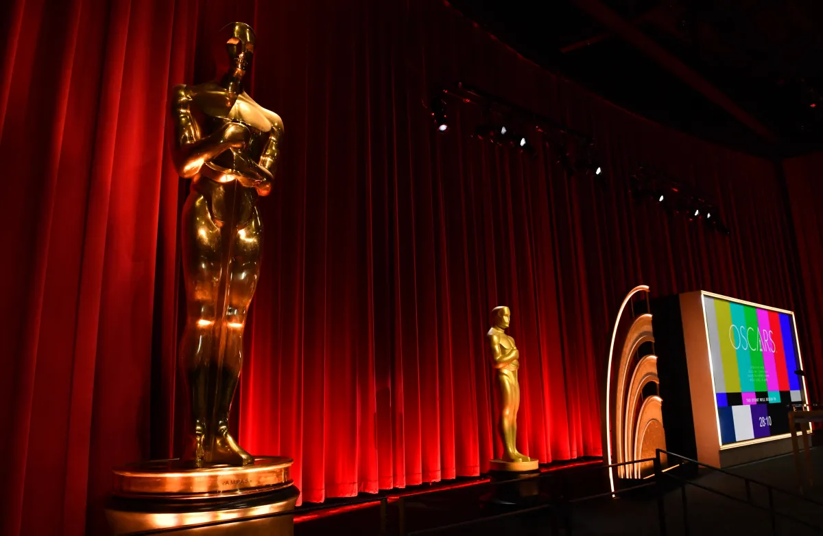 Oscar statues adorn the stage before the start of the the 96th Academy Awards nominations. مصدر الصورة(Valerie Macon / AFP)
