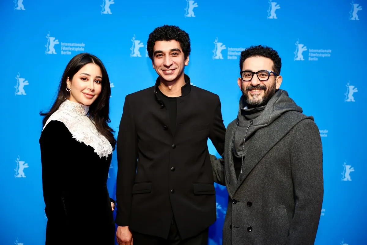 المخرج كريم الشناوي يتوسط أحمد حلمي وأسيل عمران - الصورة من  الشركة المنتجة