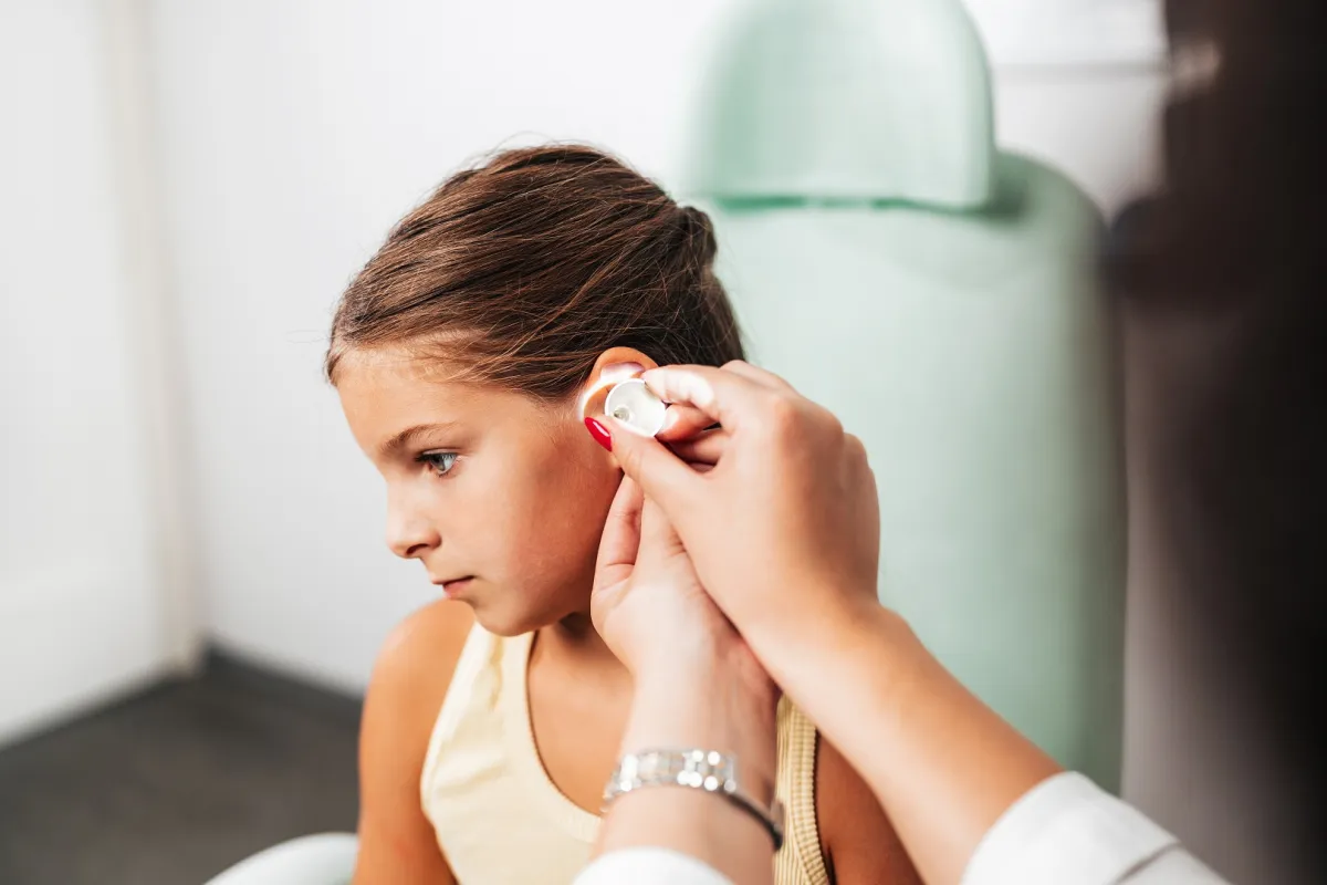 صورة لطبيبة تفحص أذن طفلة