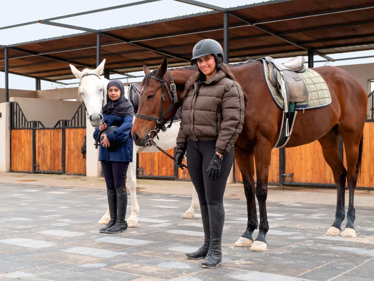 من اليمين إلى اليسار الفارستان ريما القحطاني ولينا المشجري