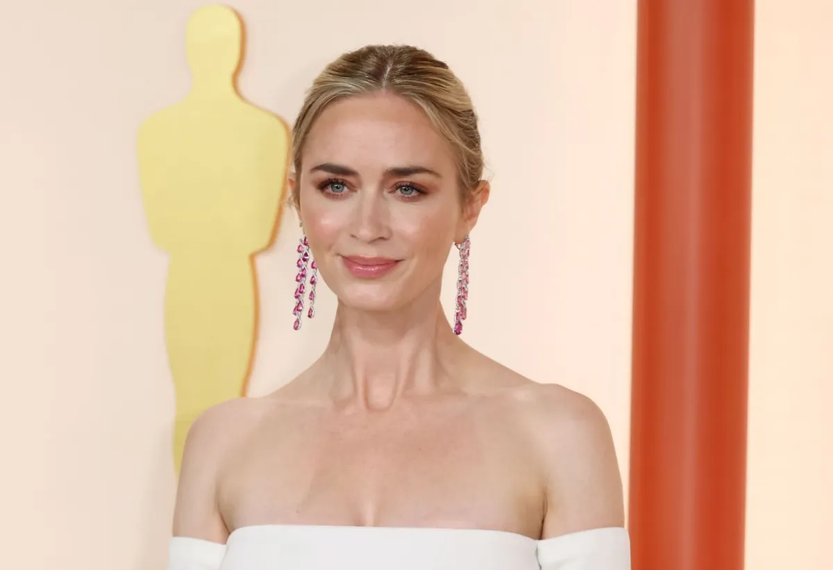 إطلالات إميلي بلانت الجمالية