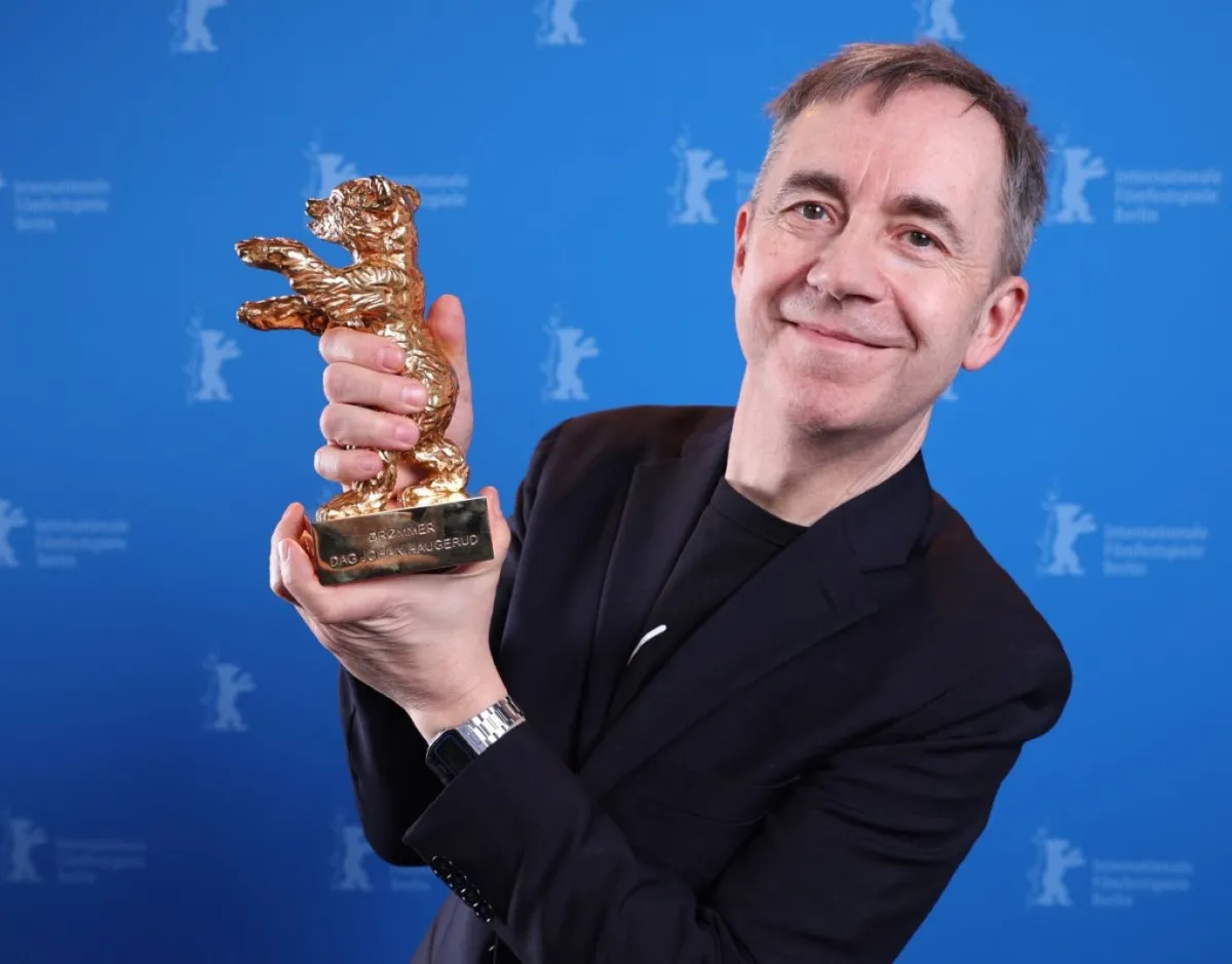 المخرج وكاتب السيناريو النرويجي داج يوهان هاوجيرود خلال مهرجان برلين السينمائي الدولي الخامس والسبعين في برلين (Norwegian director and screenwriter Dag Johan Haugerud during the 75th Berlinale International Film Festival in Berlin). مصدر الصورة: Ronny HARTMANN / POOL / AFP