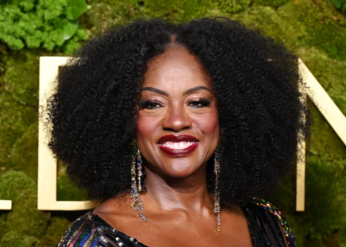 فيولا ديفيس خلال حفل توزيع جوائز جولدن جلوب السنوي الثاني والثمانين في بيفرلي هيلز كاليفورنيا (Viola Davis during the 82nd Annual Golden Globes in Beverly Hills, California). مصدر الصورة: Gilbert Flores/GG2025/Penske Media via Getty Images