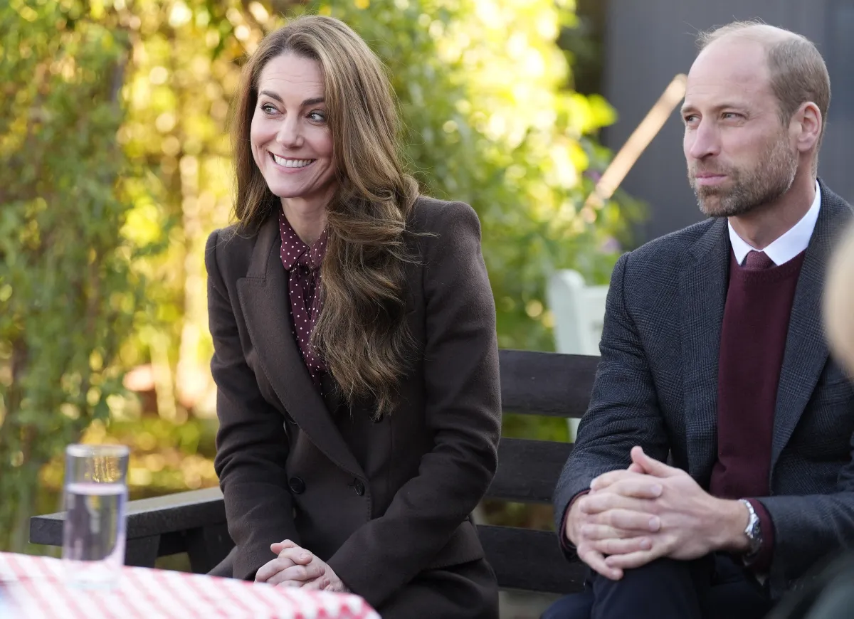 أمير وأميرة ويلز خلال زيارة إلى مركز ساوثبورت المجتمعي في ساوثبورت، شمال غرب إنجلترا ( The Prince and Princess of Wales visit the Southport Community Center in Southport, northwest England). مصدر الصورة: Danny Lawson / POOL / AFP