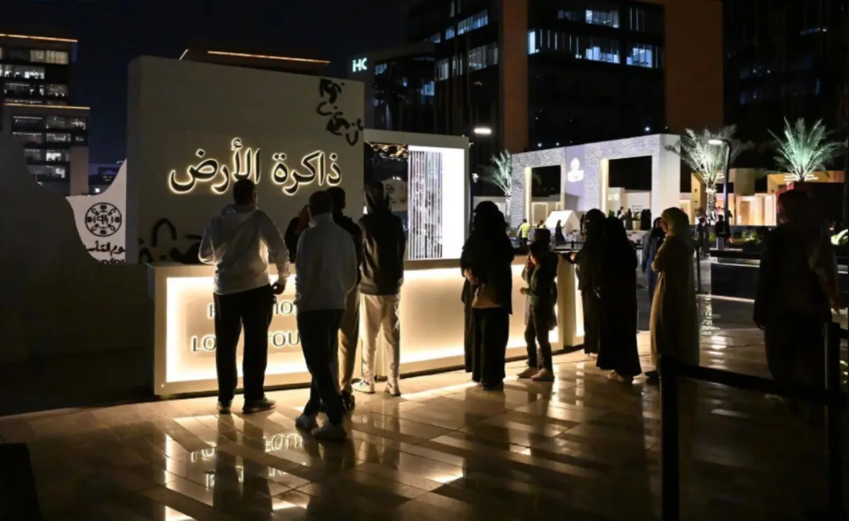 آلة السفر عبر الزمن تنقل زوار ذاكرة الأرض إلى رحلة تحاكي مراحل تأسيس الدولة السعودية