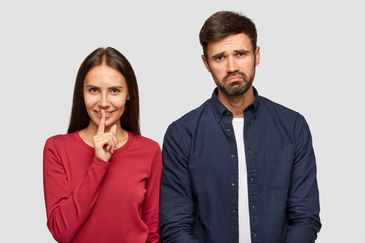 شريك يفضل الصمت 