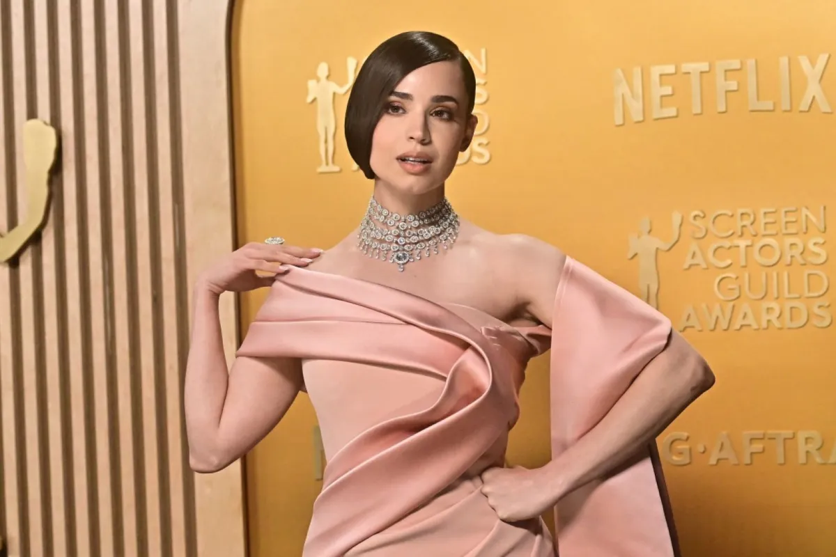 صوفيا كارسون في حفل توزيع جوائز نقابة ممثلي الشاشة السنوي الحادي والثلاثين في قاعة شراين في لوس أنجلوس (Sofia Carson at the 31st Annual Screen Actors Guild awards at the Shrine Auditorium in Los Angeles). مصدر الصورة: Frederic J. Brown / AFP