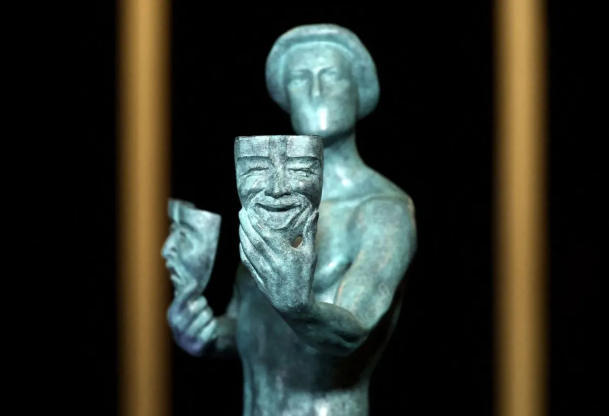 تمثال نقابة ممثلي الشاشة في حفل توزيع جوائز نقابة ممثلي الشاشة الثامن والعشرين في باركر هانجر في سانتا مونيكا، كاليفورنيا (SAG statue at the 28th Screen Actors Guild Awards Media Preview Day at Barker Hangar in Santa Monica, California). مصدر الصورة: Frazer Harrison/Getty Images/AFP