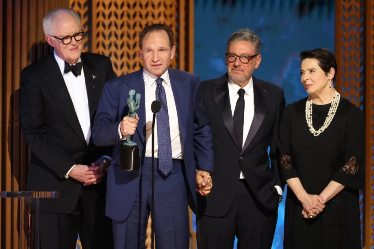 جون ليثغو، ورالف فاينز، سيرجيو كاستيليتو، إيزابيلا روسيليني خلال حفل توزيع جوائز نقابة ممثلي الشاشة السنوي الحادي والثلاثين في قاعة شراين وإكسبو في لوس أنجلوس، كاليفورنيا (John Lithgow, Ralph Fiennes, Sergio Castellitto, and Isabella Rossellini during the 31st Annual Screen Actors Guild Awards at Shrine Auditorium and Expo Hall in Los Angeles, California). مصدر الصورة: Matt Winkelmeyer/Getty Images/AFP