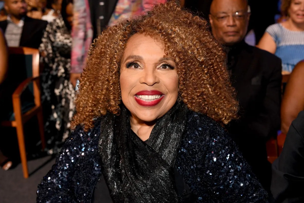 روبرتا فلاك في نيوارك، نيو جيرسي (Roberta Flack in Newark, New Jersey). مصدر الصورة: Paras Griffin/Getty Images for BET/AFP