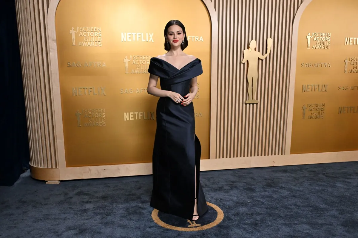 سيلينا غوميز في حفل توزيع جوائز نقابة ممثلي الشاشة السنوي الحادي والثلاثين في قاعة شراين في لوس أنجلوس (Selena Gomez at for the 31st Annual Screen Actors Guild awards at the Shrine Auditorium in Los Angeles). مصدر الصورة: Robyn Beck / AFP