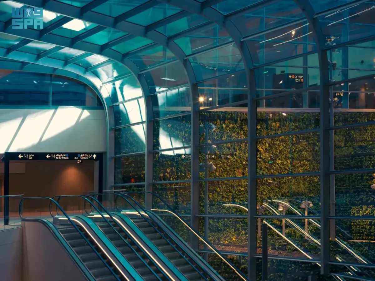 تُعدُ محطة قصر الحكم إحدى المحطات الأربع الرئيسية في الشبكة، وتُعد مركزًا حيويًا يربط بين "المسار الأزرق والبرتقالي" من القطار مع شبكة الحافلات