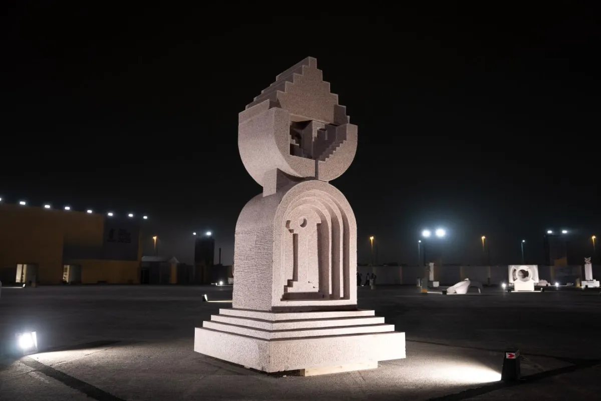 جاءت النسخة السادسة من ملتقى طويق للنحت بإشراف القيّمين الفنيين سيباستيان بيتانكور مونتويا والدكتورة منال الحربي، اللذين أسهما بخبرتهما الواسعة في تشكيل الرؤية الفنية والثقافية للبرنامج