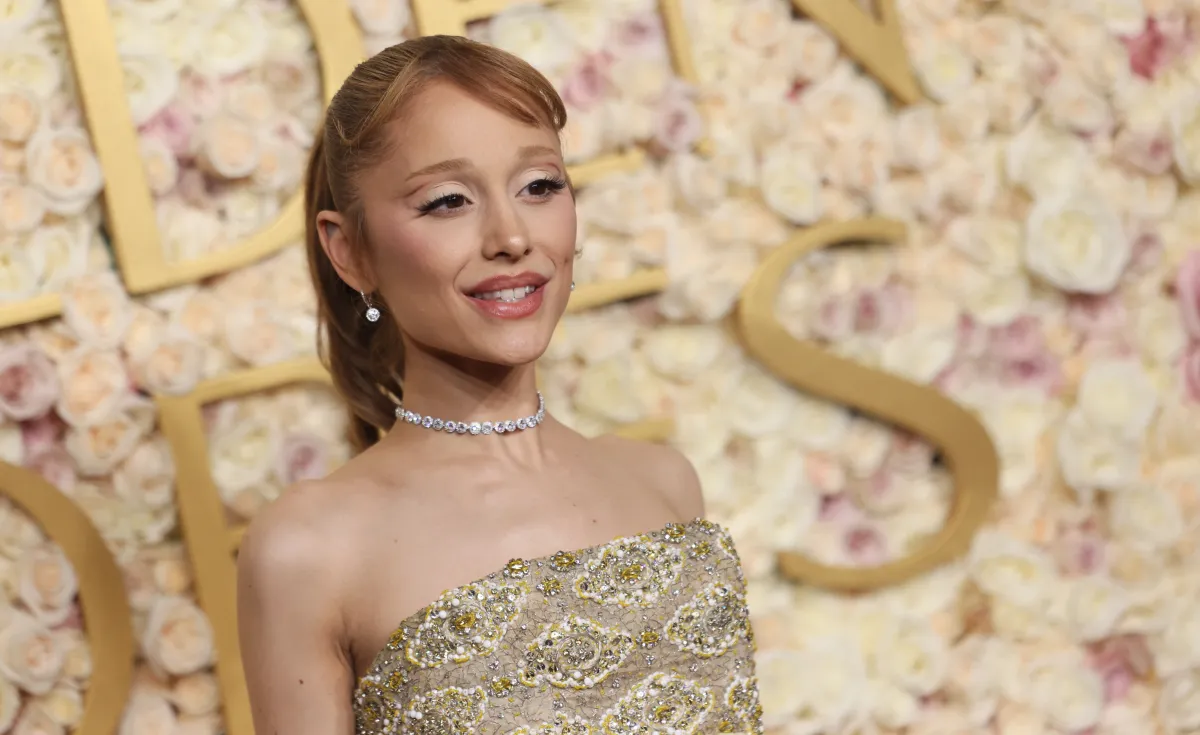 أريانا غراندي في حفل توزيع جوائز الغولدن غلوب بنسخته الـ 82 (Ariana Grande arrives for the 82nd annual Golden Globe Awards ). مصدر الصورة:Etienne Laurent / AFP