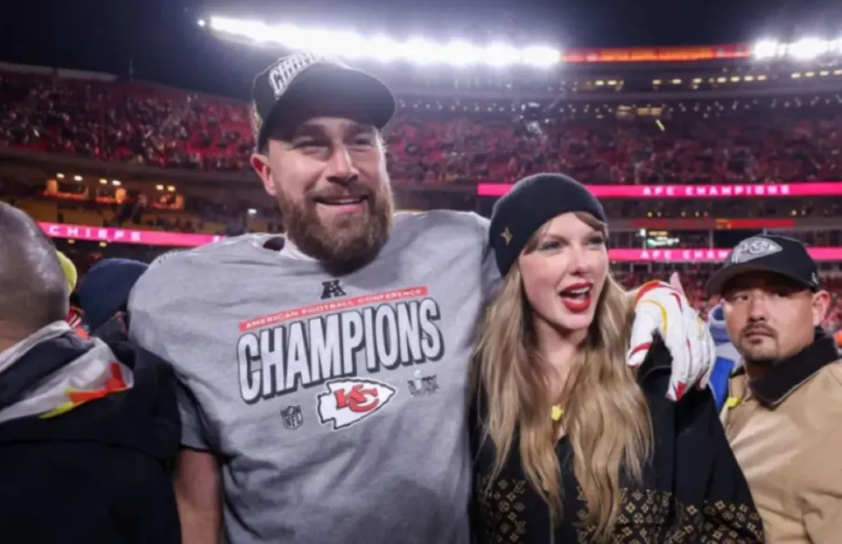 تايلور سويفت مع ترافيس كيلسي في ملعب أروهيد في كانساس سيتي بولاية ميسوري (Taylor Swift with Travis Kelce at Arrowhead Stadium in Kansas City, Missouri). مصدر الصورة: Jamie Squire/Getty Images/AFP