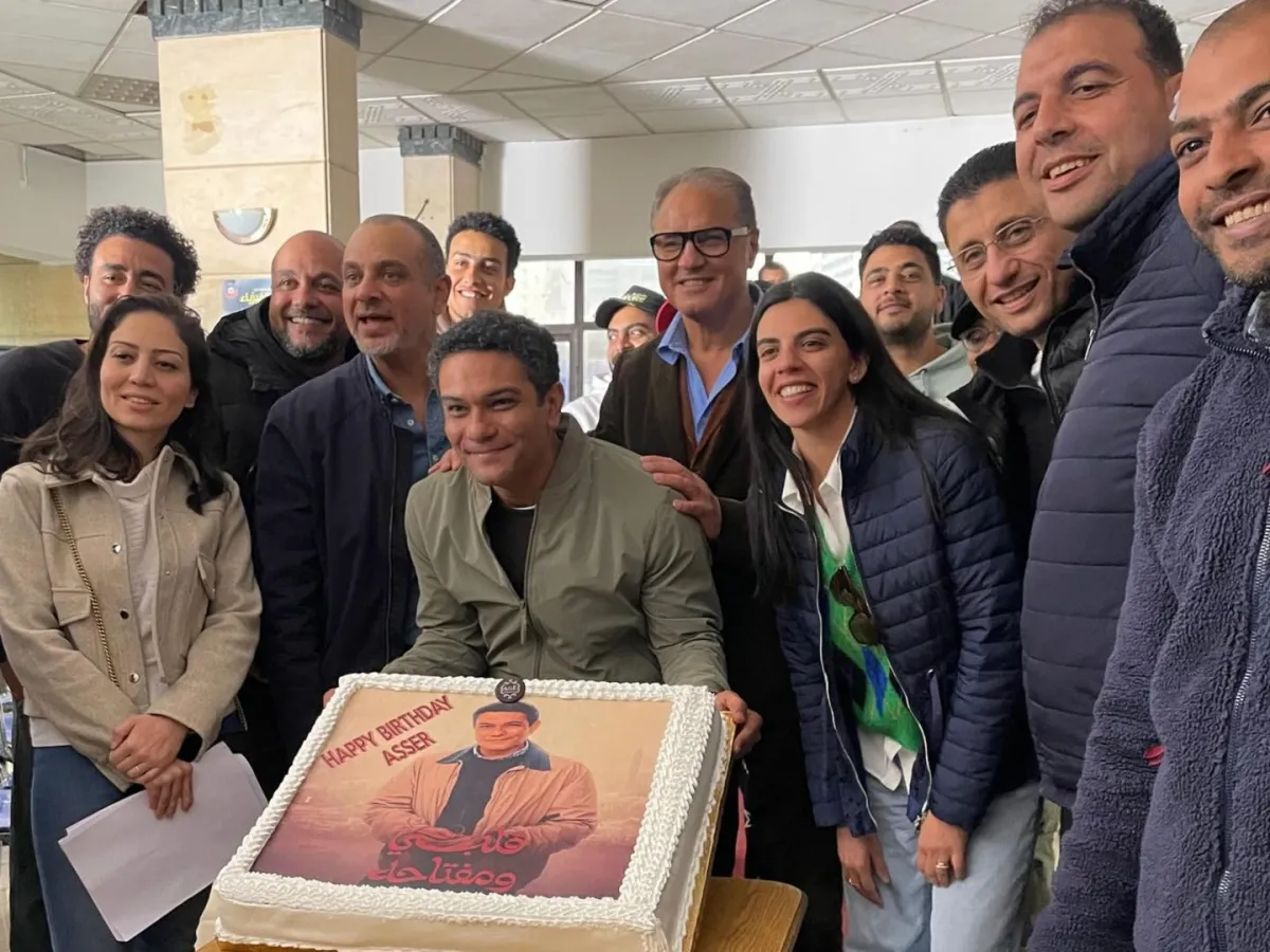 آسر ياسين يحتفل بيوم ميلاده فى موقع تصوير قلبي ومفتاحه - الصورة من حساب اسر على انستغرام