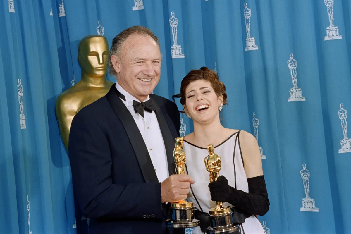 جين هاكمان Gene Hackman والممثلة الأمريكية ماريسا تومي Marisa Tomeiمن حفل الأوسكار 1993 – مصدر الصورة Scott FLYNN / AFP
