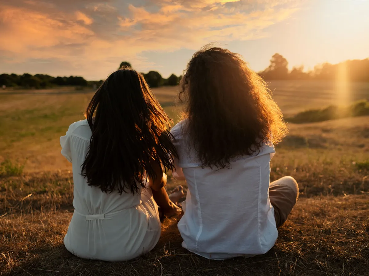 تفسير رؤيا صديقة أحبها في المنام - المصدر Freepik 