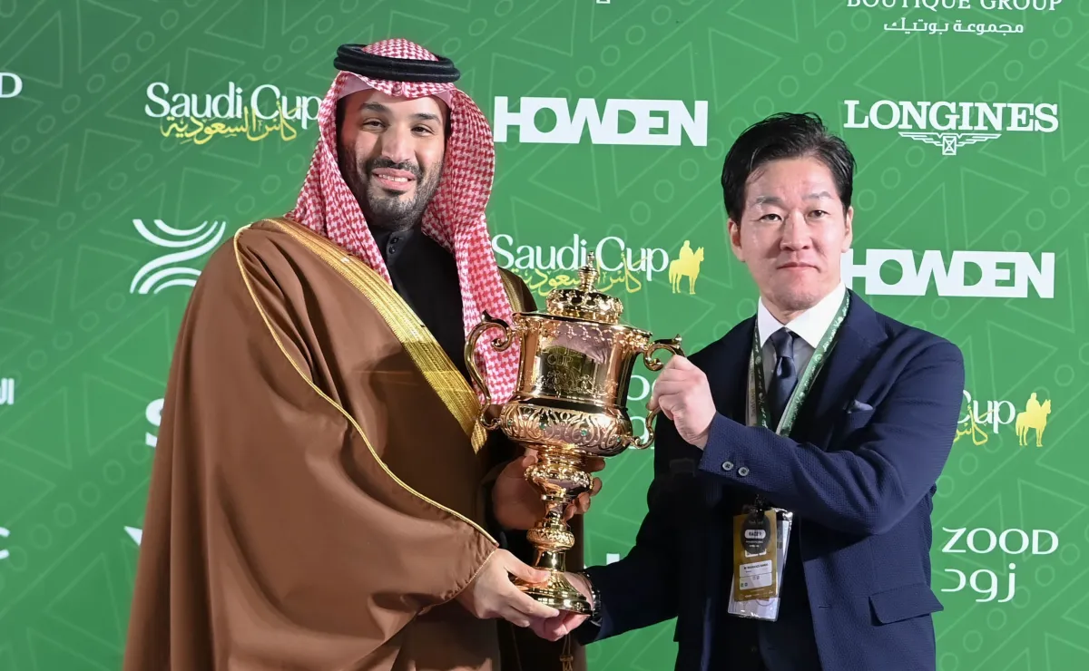 قدم الأمير محمد بن سلمان بن عبدالعزيز آل سعود ولي العهد رئيس مجلس الوزراء التهنئة لممثلي مالك الجواد الفائز فور إيفر يونق السيد فوجيتا سيسوما