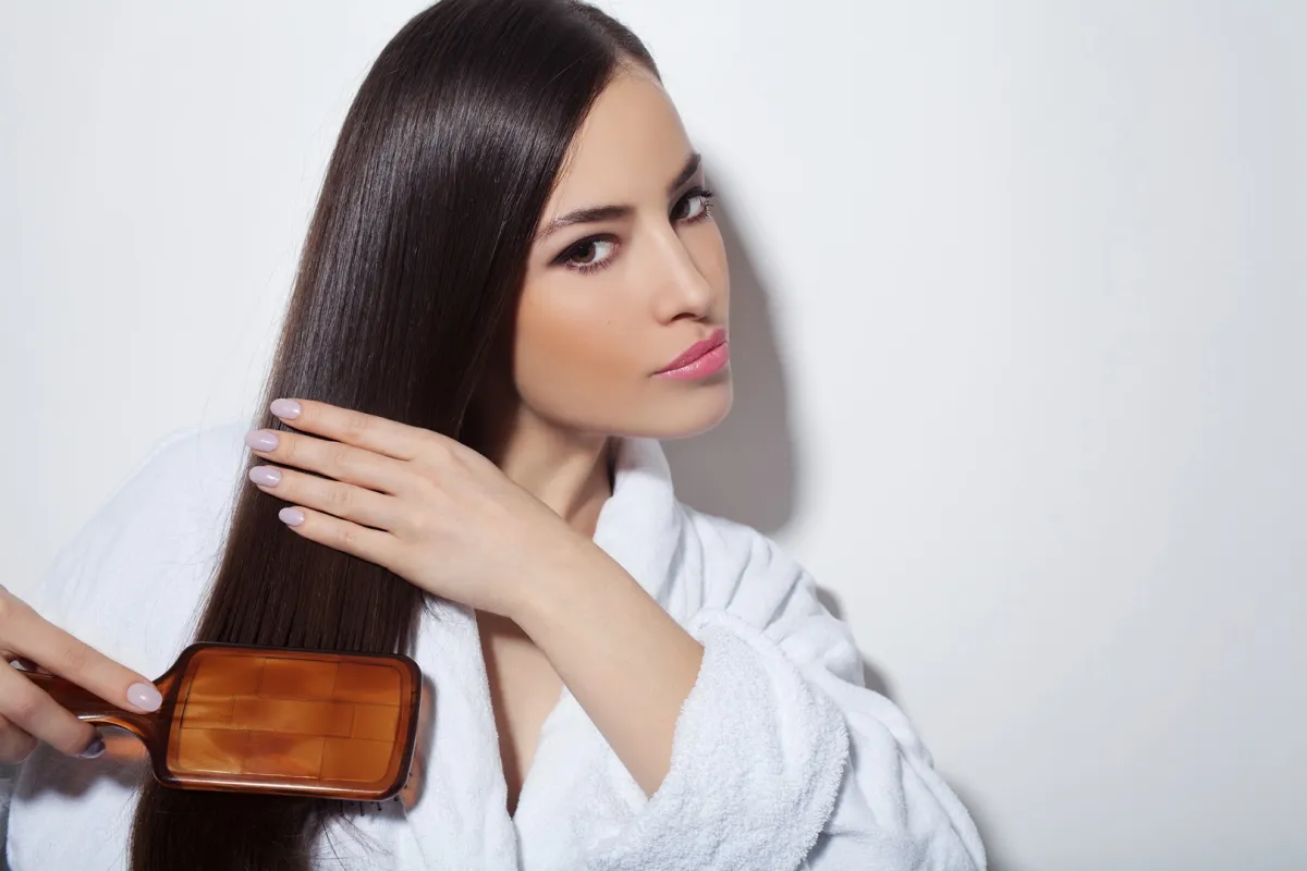 امرأة تعتني بشعرها 