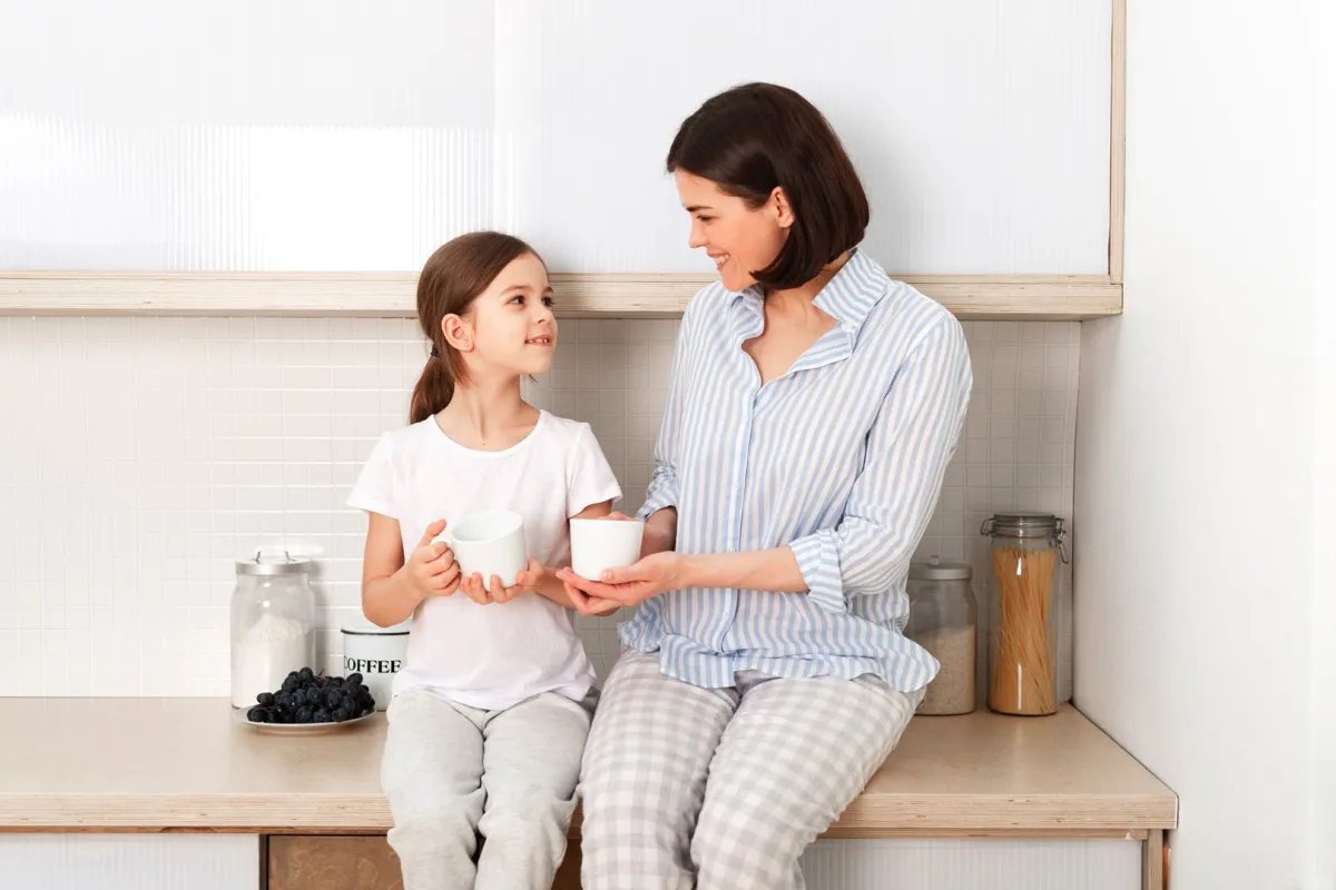 طفلة تطرح الاسئلة على والدتها 