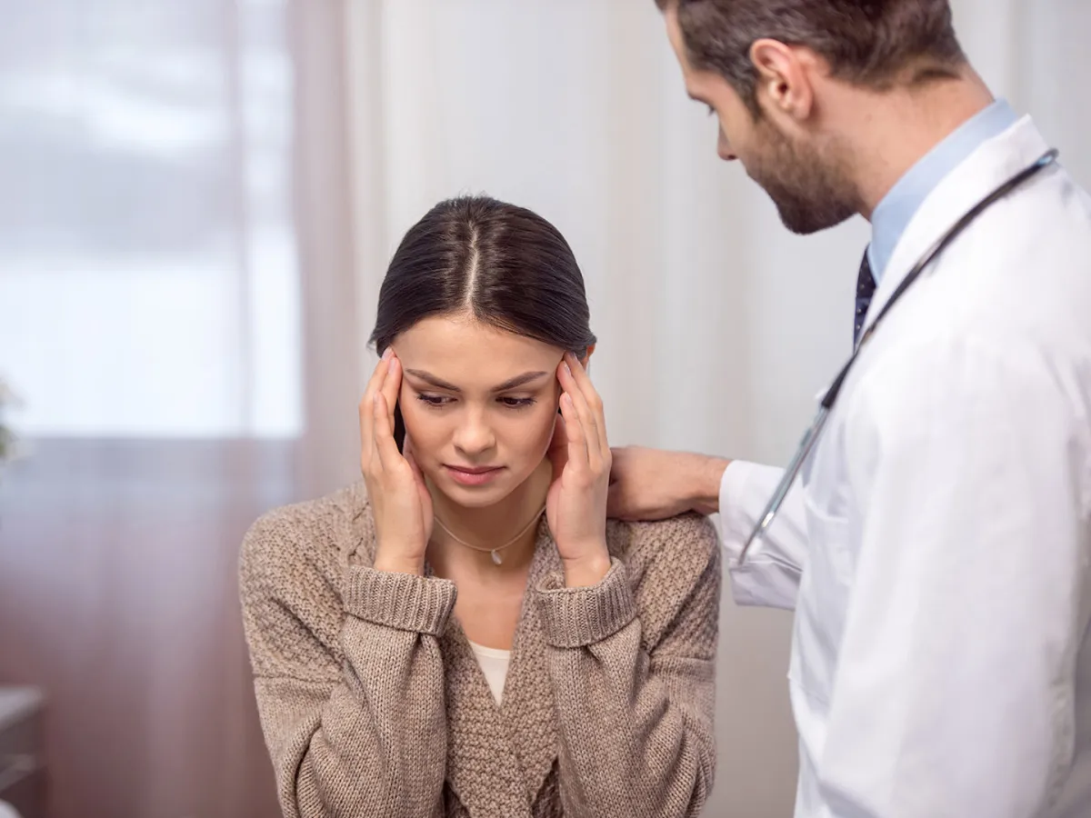 أعراض التهاب السحايا على كل أم معرفتها لإنقاذ المصاب وفق طبيب مختص