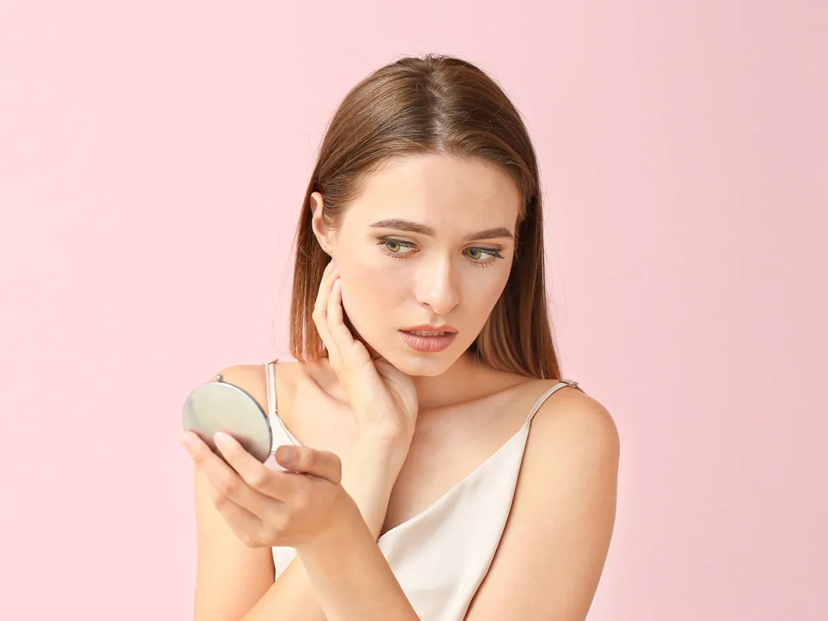 امرأة تعاني من شحوب البشرة