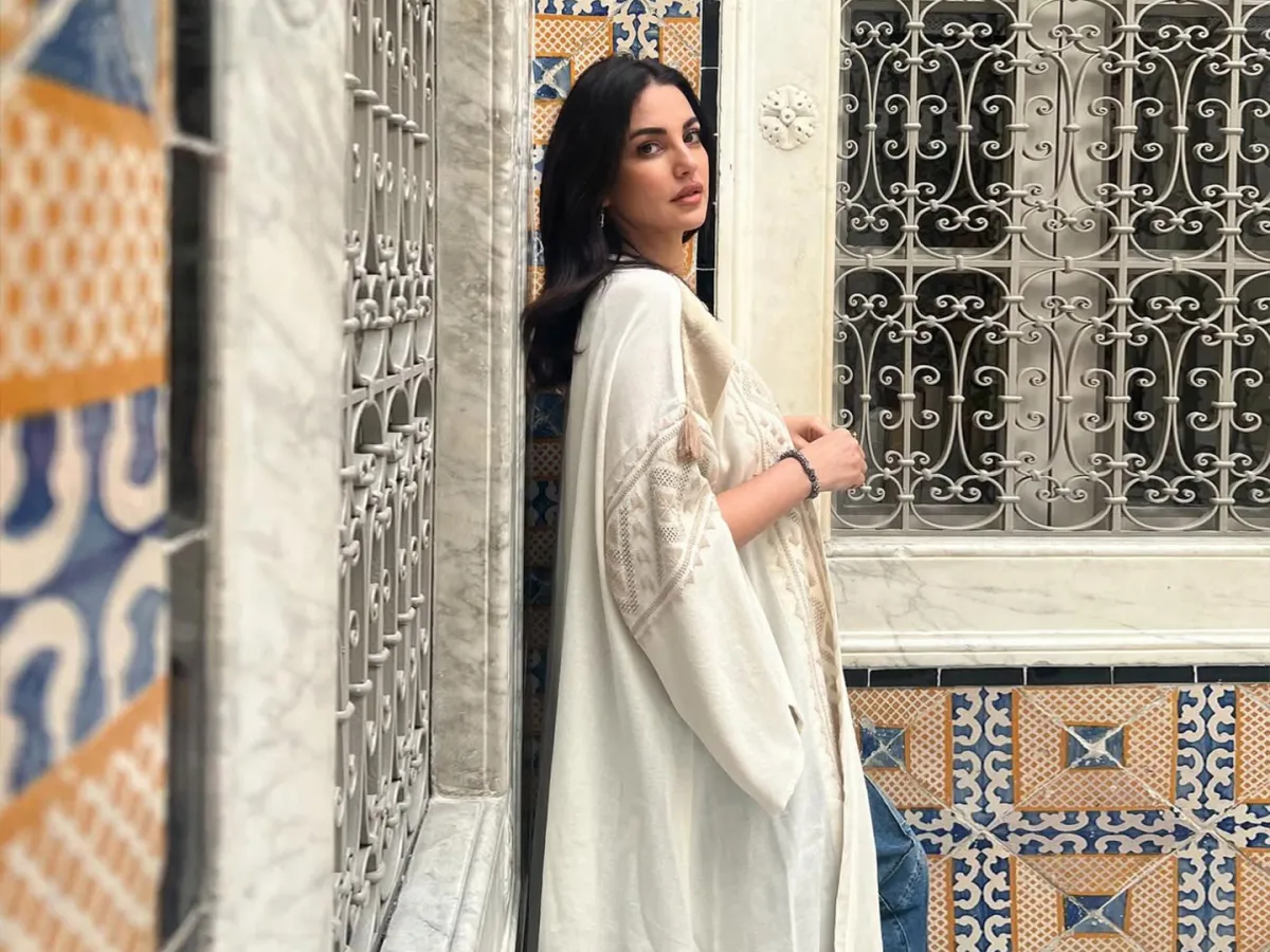 درة زروق بالعباية المفتوحة- الصورة من حسابها الرسمي على انستغرام