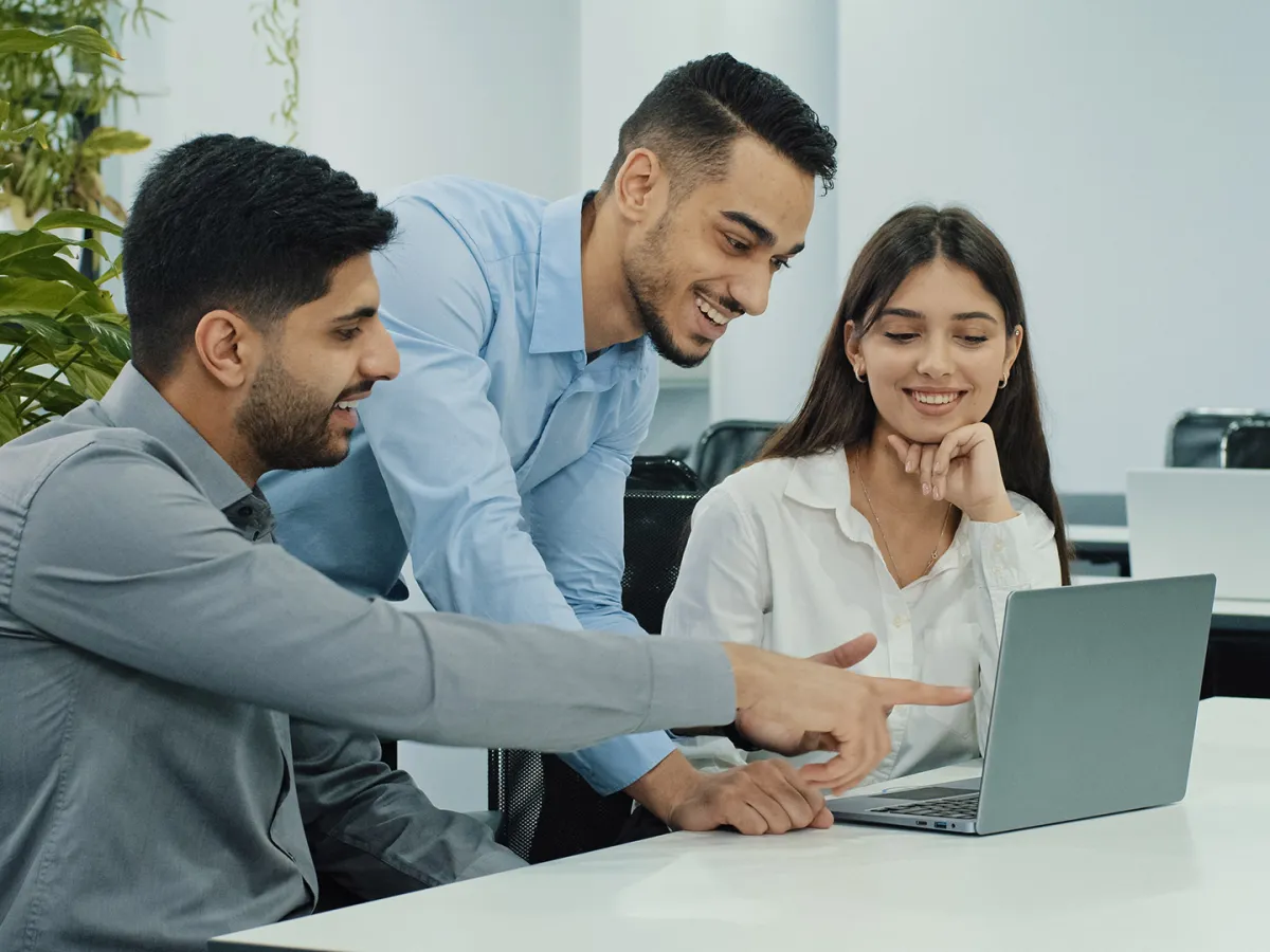 4 إشارات تكشف أن فريقك يعمل كعائلة واحدة.. هل تلاحظها في مكتبك؟