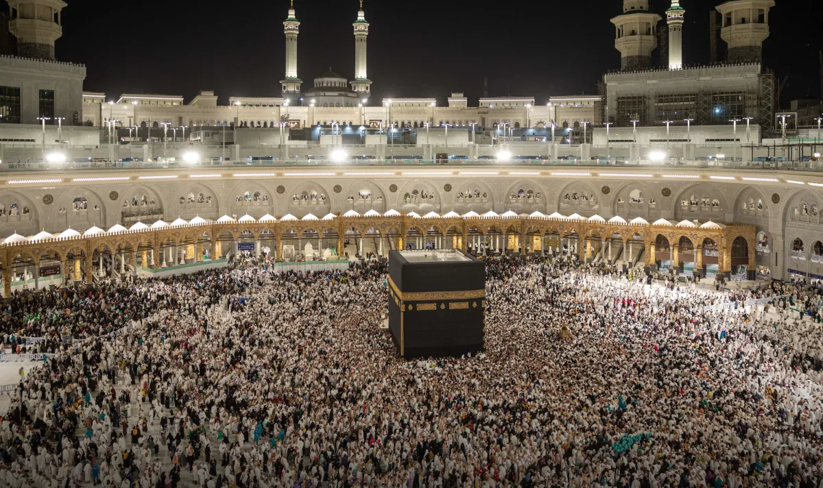 الحج والعمرة تحذر من رمي نوى التمر وتدعو لارتداء الكمامة في الحرم - الصورة من حساب الحج والعمرة على إكس